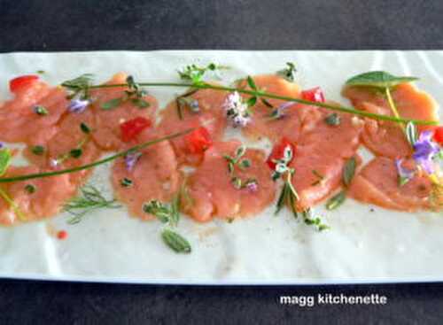 Cœur de saumon en carpaccio , petites herbes aromatiques et huile de homard . | magg kitchenette