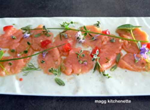 Cœur de saumon en carpaccio , petites herbes aromatiques et huile de homard .