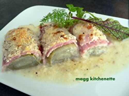 Endives au jambon en gratin de parmesan .