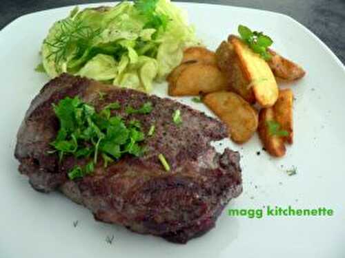 Faux filet grillé, pommes frites ,salade.