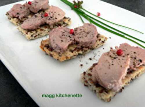 Foie de morue sur crackers de petites graines .