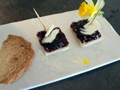 Fromage de brebis à la compotée de cerises .