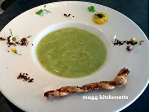 Gaspacho aux tomates anciennes ,et son feuilleté au lard.