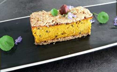 Gâteau aux carottes et son crumble de fruits secs .