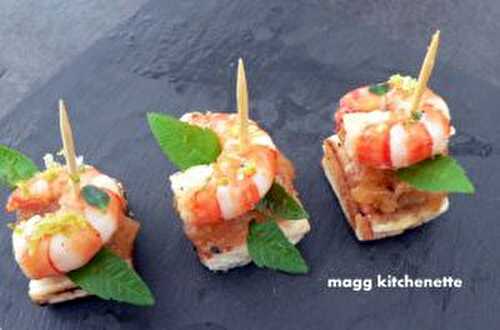 Melon et crevettes sur canapés .