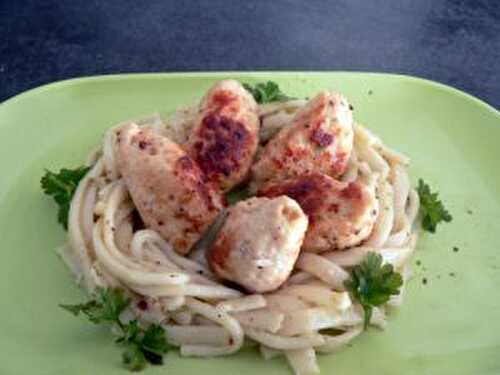 Nid de tagliatelles , quenelles de poulet.