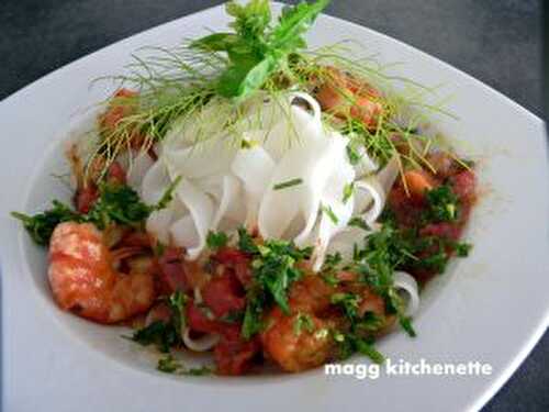 Nouilles de riz aux crevettes et tomates à la gremolata .