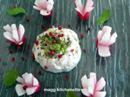 Octobre , la cuisine rose . Fleurs de radis roses et faisselle à l’hysope.