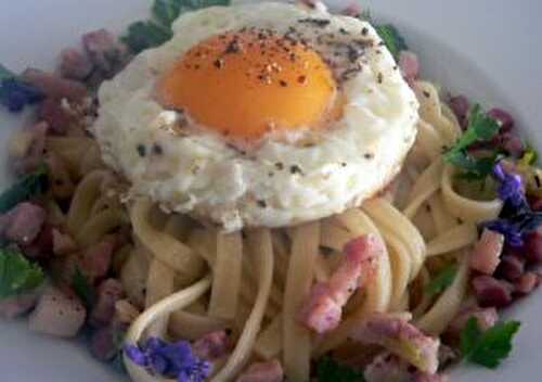 Oeuf au plat, linguines aux lardons.