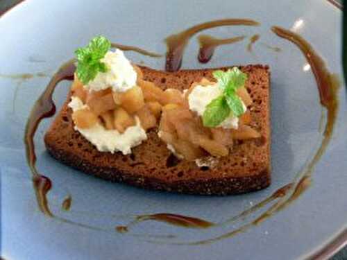 Pain d’épices,pommes caramélisées,chantilly parfumée à la fève tonka.