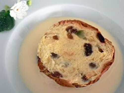 Panettone et sa crème anglaise .