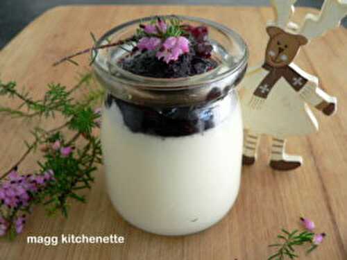 Panna cotta à la confiture de myrtilles .