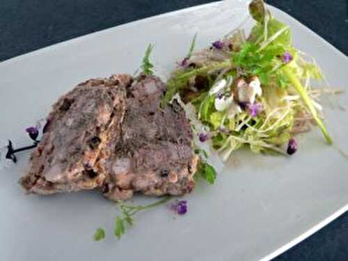 Pâté de cailles et sa petite salade .