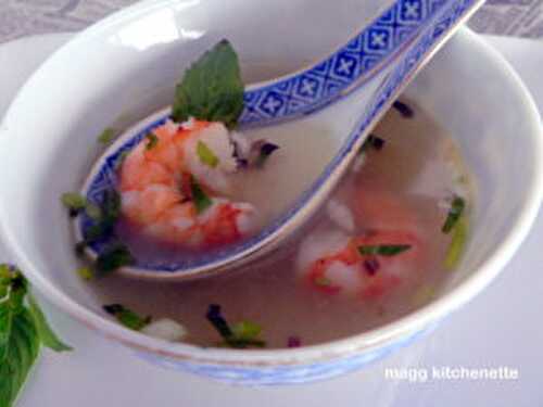 Petit bol de soupe thaïe aux crevettes.