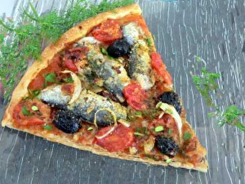 Pizza aux sardines et tomates fraiches.