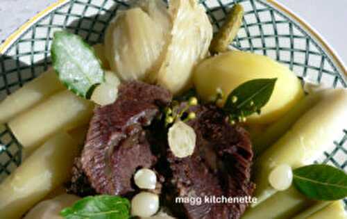 Pot au feu de joues de bœuf aux légumes blancs .