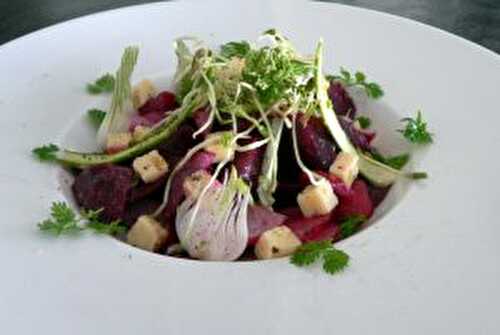 Salade de betterave et légumes croquants à la tome au fenugrec .