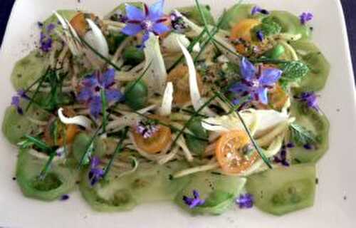 Salade de crudités comme un parterre de fleurs .