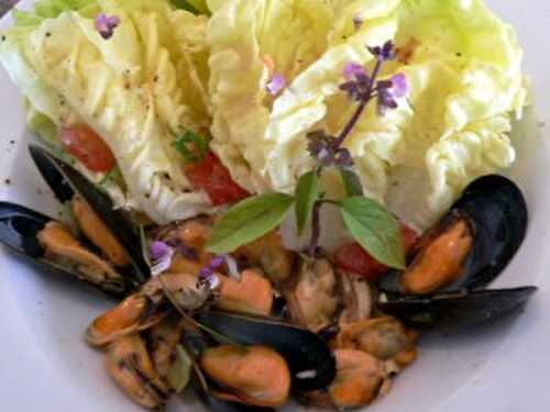 Salade de moules au safran et aux cœurs de laitue.