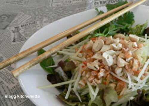 Salade de papaye verte aux crevettes séchées et noix de cajou.