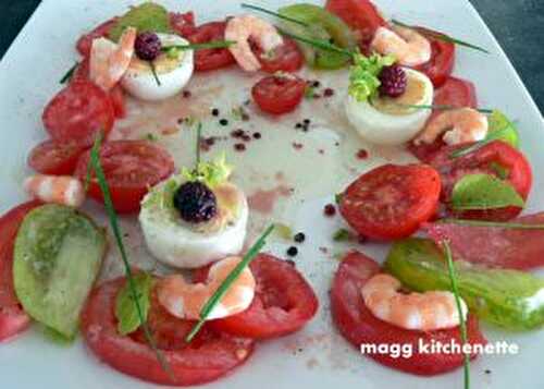 Salade de tomates anciennes œufs durs et crevettes.