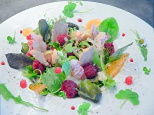 Salade folle au foie gras , homard , jeunes pousses et fruits de saison.