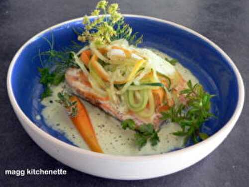 Saumon en julienne de légumes , sauce au curry doux . La cuisson du poisson en papillote .