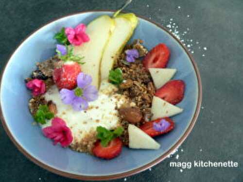 Spring bowl , yaourt , fruits frais , granola muesli , sirop d’érable.