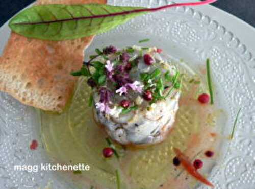 Tartare de gambas , ses petites herbes et baies rouges .