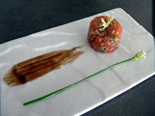 Tartare de saumon aux herbes thaïes.