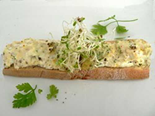 Tartine de ciabatta à la ricotta et pousses germées.