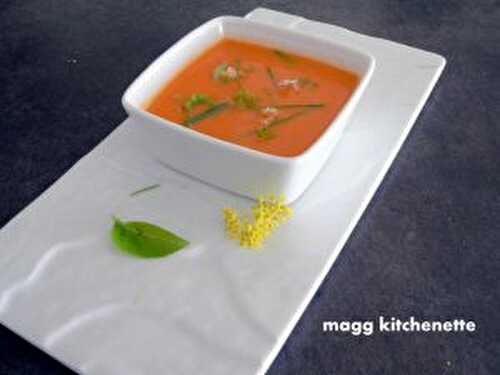 Tasse de soupe chaude à la tomate et aux herbes
