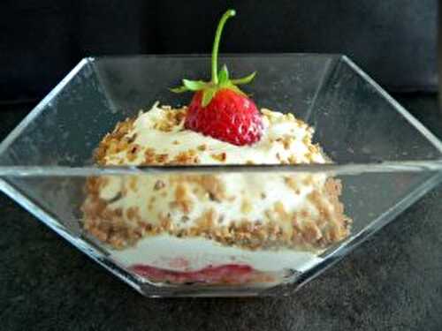 Tiramisu aux fraises et au pralin.