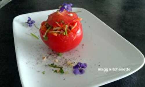 Tomates farcies aux crudités et jambon.