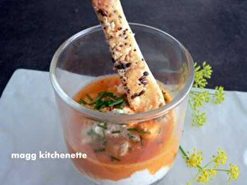 Verrine au chèvre frais , crème de tomates et son feuilleté aux graines .