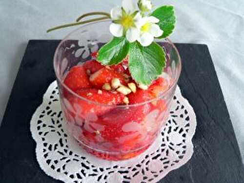 Verrine de fraises à la violette.