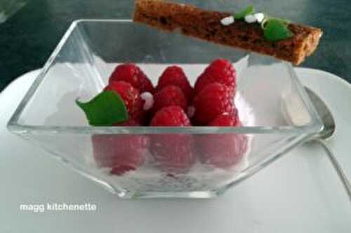 Verrine de framboises aux graines de chia .