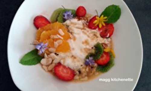 Yaourt aux fruits frais et secs .