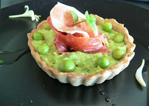 Tartelette aux petits pois nouveaux fromage de chèvre et jambon cru.