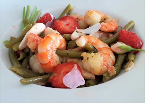 Salade de haricots verts, champignons blancs, fraises et crevettes