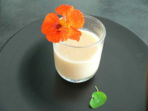 Smoothie au melon et yaourt kéfir ,parfumé au sucre vanillé .