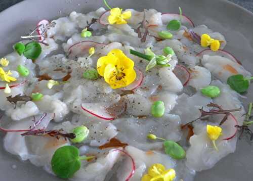 Carpaccio de St Jacques à l’huile de homard et citron vert .