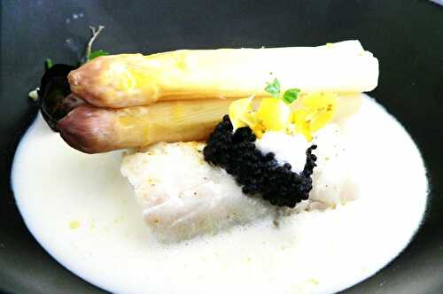 Dos de cabillaud  asperges  œufs de lump au lait ribot