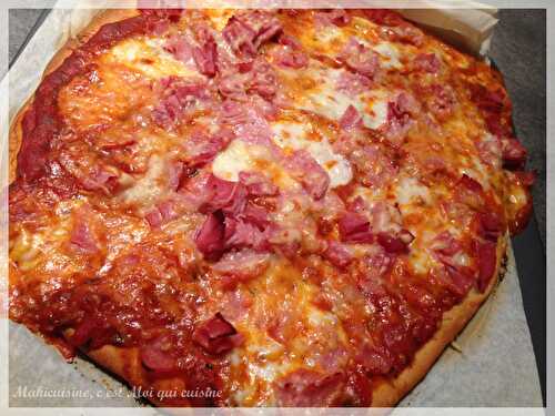 Pizza jambon mozza tomate et basilic