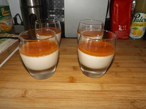 Panna cotta vanille et  son coulis de pêches fraiches