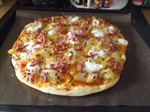 Pizza aux pommes de terre, oignon et lardons