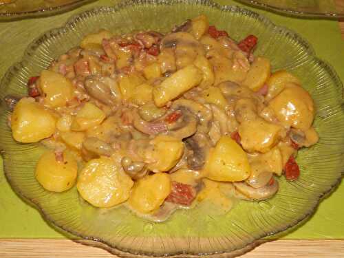 Poêlée de pommes de terre , champignons , lardons , chorizo :