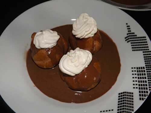 Profiteroles à la crème et sauce chocolat