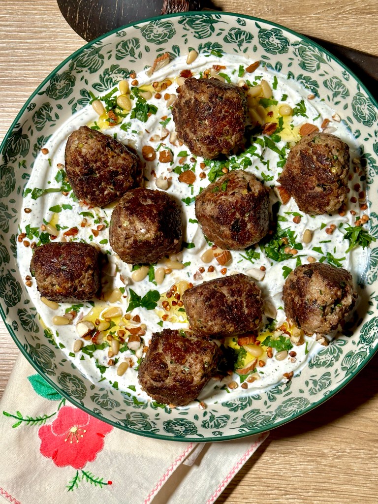 Boulettes de viande au zaatar, sauce aux yaourt épicée