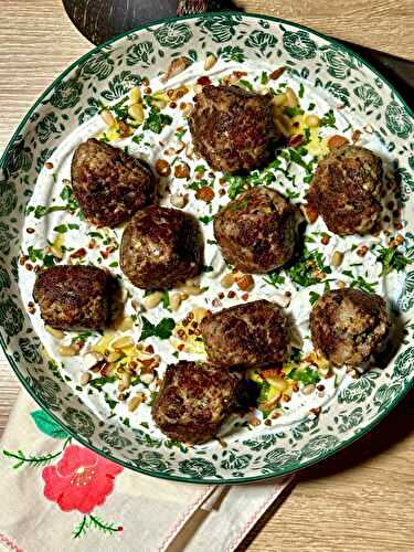 Boulettes de viande au zaatar, sauce aux yaourt épicée